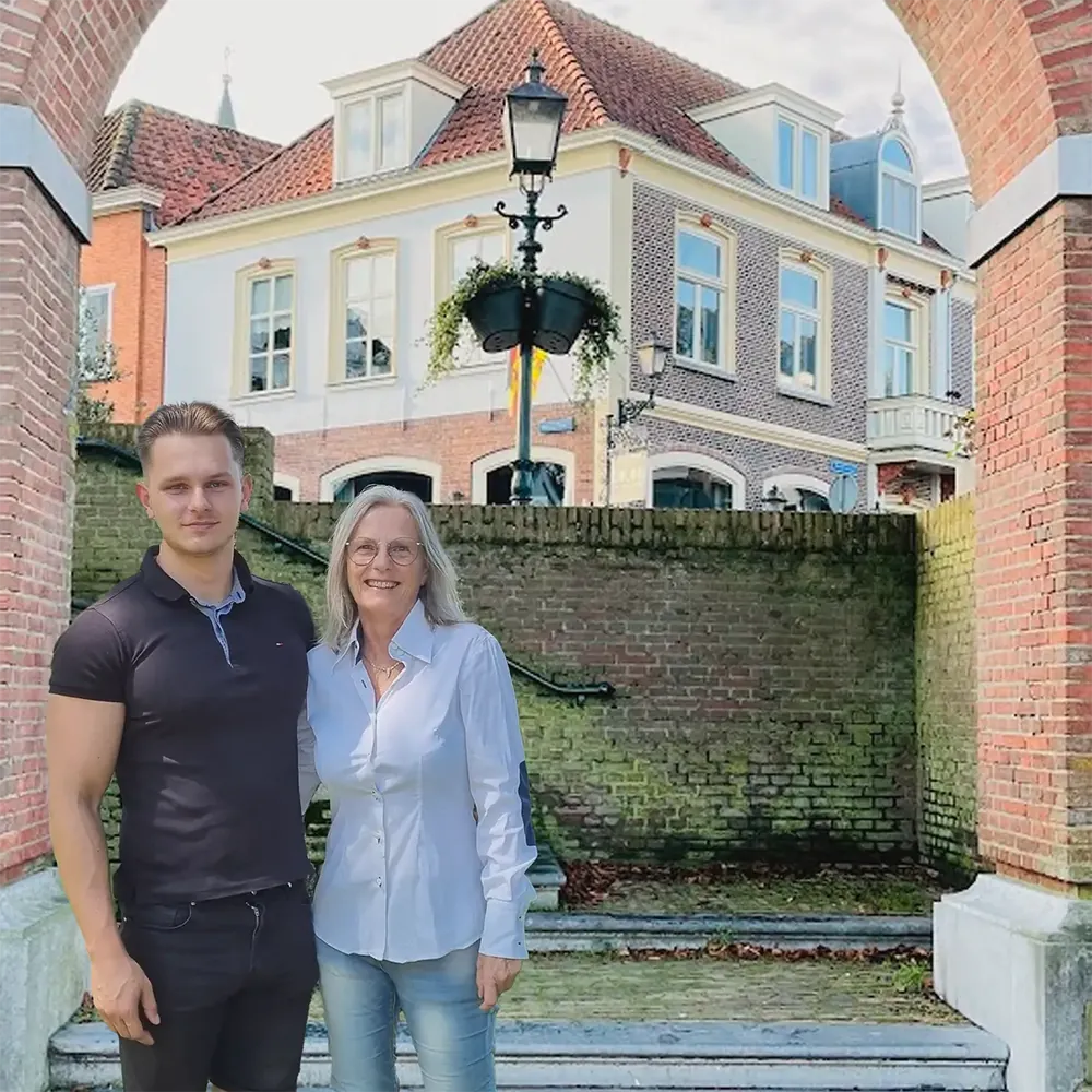 Dylan en Monique onder een stenen poort in Grave